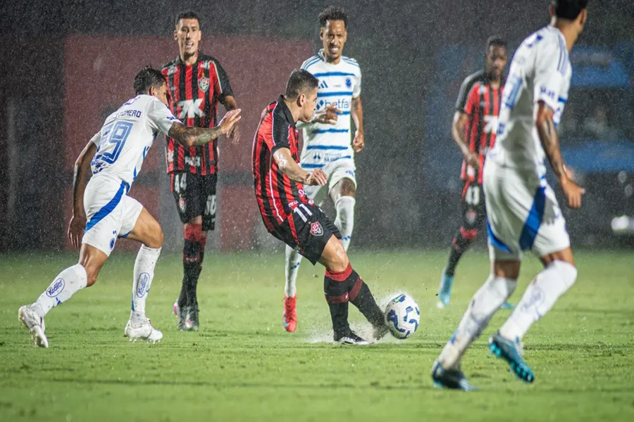 Debaixo de muita chuva, Vitória e Cruzeiro empatam sem gols no Barradão