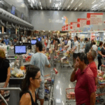 Projeto quer obrigar mercados da Bahia a manter empacotadores em todos os caixas; veja detalhes