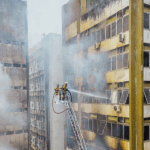 Após mais de 32h de combate, bombeiros seguem em rescaldo de incêndio no Comércio