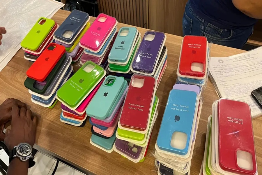 Operação contra pirataria apreende mais de 200 celulares, arma de fogo e roupas falsificadas em Salvador 