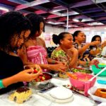 Mulheres com filhos internados no Materno-Infantil participam de oficina gastronômica no Festival Internacional do Chocolate