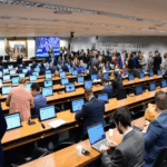 Comissão da Câmara aprova pena maior para aliciamento de crianças na internet após vídeo de Felca