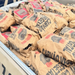 PM apreende 450 kg de carvão irregular sendo vendido na Ceasa em Salvador