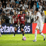 Matheuzinho decide e Vitória vence o Santos fora de casa pela primeira vez na história