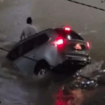 Enfermeiro é resgatado após carro cair em canal durante chuvas em Vitória da Conquista