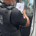 Homem de 21 anos é preso por material pornográfico e arsenal irregular em Feira de Santana