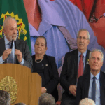 Com ausência de Motta e Alcolumbre, Lula sanciona projeto do IR e diz que prisões mostram “força da democracia”