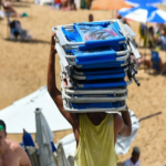 Guarda Civil faz plantão na praia do Porto da Barra após proibição de colocação antecipada de kits praia
